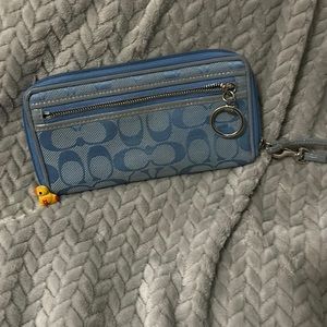 Coach baby blue GUC zip around wallet 🩵🩵